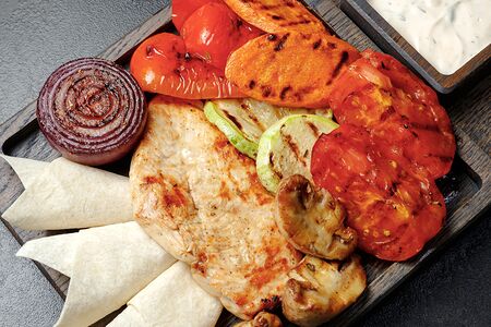 Стейк из филе курицы с овощами гриль