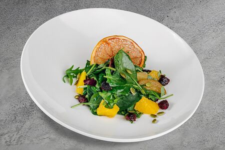 Салат из апельсина и груши с вяленой клюквой