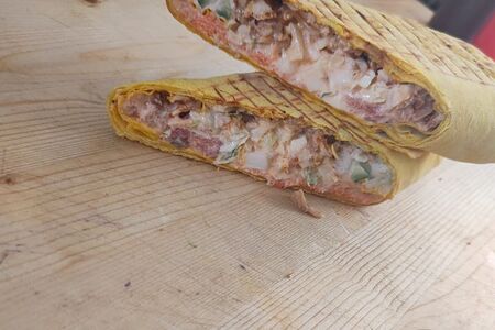 Шаурма на сырном лаваше