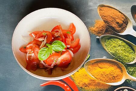 Салат со свежими помидорами