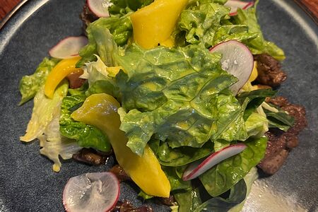 Салат с манго и куриной печенью