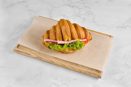 Круассан с ветчиной