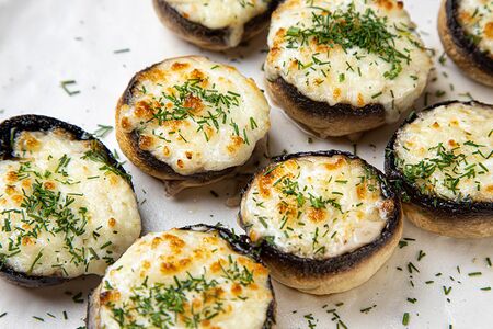 Запеченные шампиньоны с сыром сулугуни