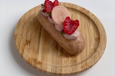 Эклер ягодный с лемонграссом vegan