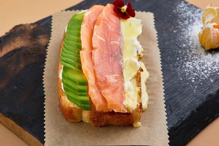 Брускетта с лососем шеф-посола, авокадо и сливочным сыром