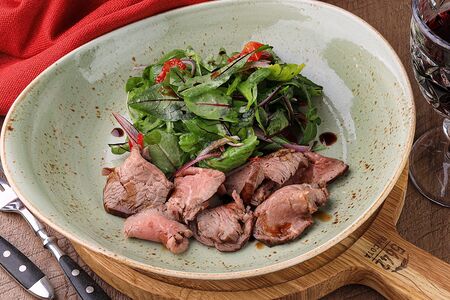 Зелёный салат с телятиной и красным луком