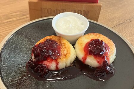 Сырники с брусничным вареньем и сметаной