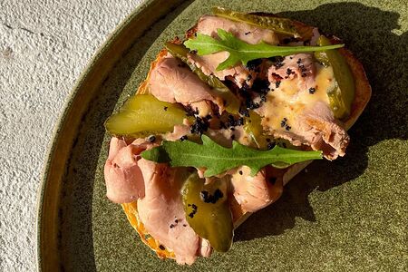 Брускетта с ростбифом