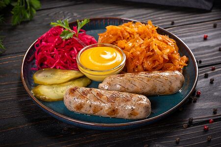 Мюнхенские колбаски с гарниром