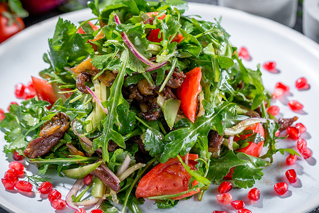 Теплый салат с телятиной и зеленью