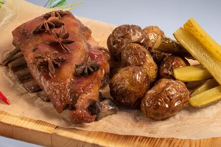 Рёбрышки барашка в соусе глинтвейн