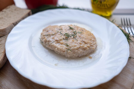 Биточек рыбный из минтая жареный с луком