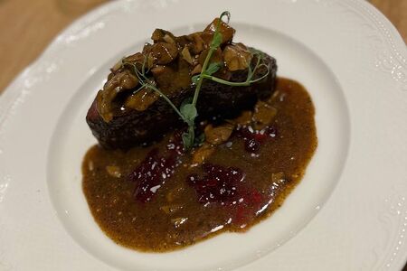 Стейк из оленины с белыми грибами в соусе из брусники