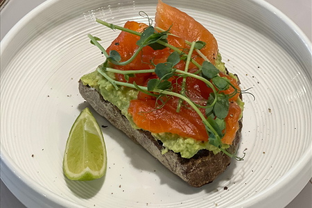 Авокадо-тост с лососем