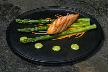 Филе лосося со спаржей