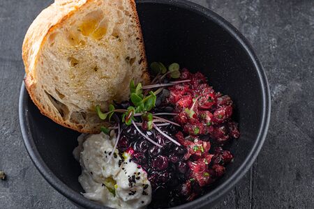 Тартар из бычка со страчателлой и чёрной смородиной