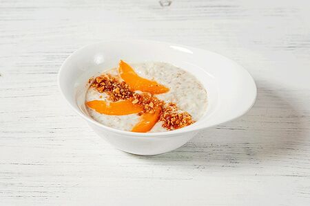 Каша овсяная с персиками и миндальной крошкой