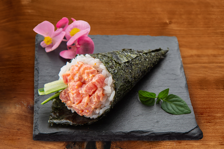 Ручной ролл с тунцом