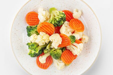 Брокколи с морковью и цветной капустой