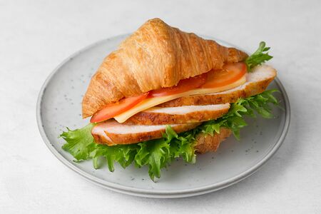 Сэндвич-круассан с куриной грудкой