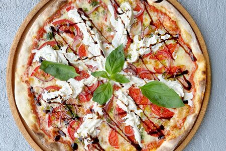 Пицца с томатами и сыром страчателла