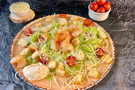 Салат Цезарь с тигровыми креветками