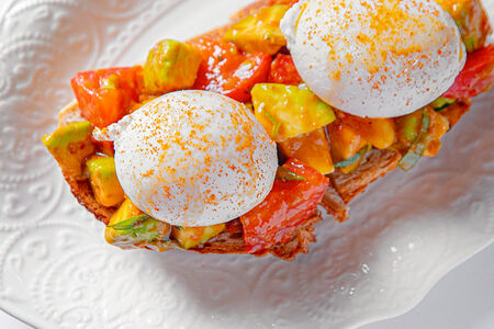 Авокадо-тост с помидором и яйцом пашот