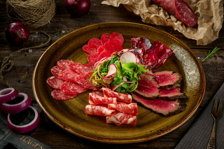 Ассорти мясных деликатесов