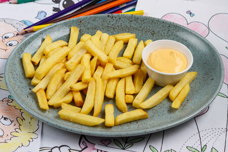 Картошка фри с сырным соусом