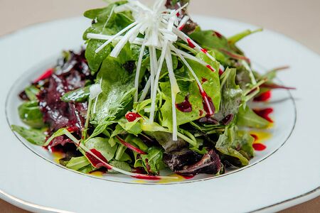 Салат с куриной печенью и винoградом