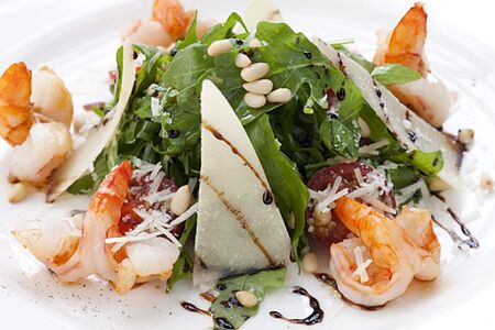 Салат с рукколой с креветками