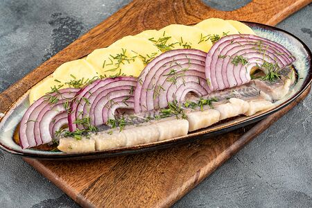 Сельдь с картофелем, луком и зеленью