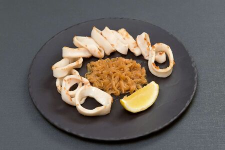 Жареные кальмары в луковом соусе