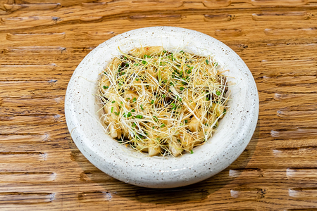 Томленая телятина, рисовые ньокки, демиглас, сено из лука порей