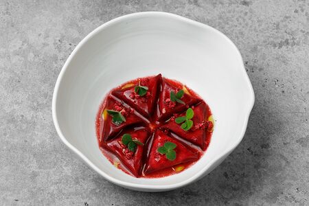 Вяленая свекла со смородиной и козьим кремом