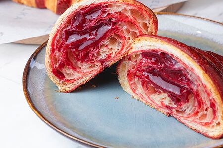 Малиновый круассан