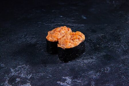 Суши с острым лососем