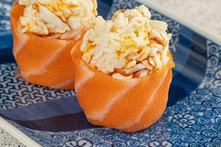 Гункан в лососе с крабом