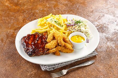 Половина ребра в соусе барбекю с куриными стрипсами