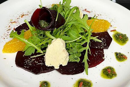 Карпаччо из запеченной свеклы с рукколой, сыром Тофу и цитрусами