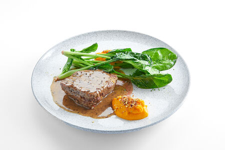 Вырезка из телятины с пюре из печеной моркови и трюфельным соусом