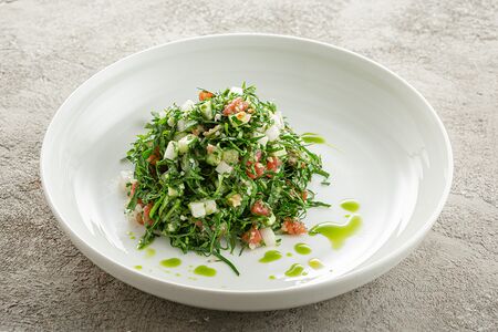 Салат табуле со свежими овощами и зеленью