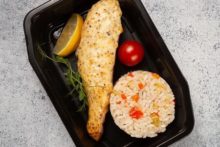 Сёмга под соусом из зернистой горчицы с рисом