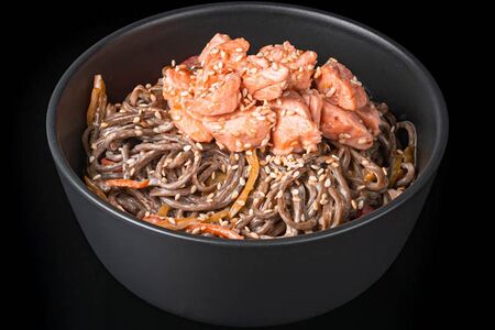 Соба гречневая с лососем в сливочным соусе