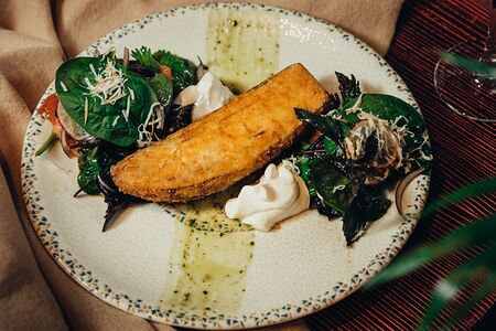 Салат с хрустящим баклажаном и копчёным сулугуни