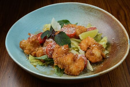 Салат с хрустящими креветками