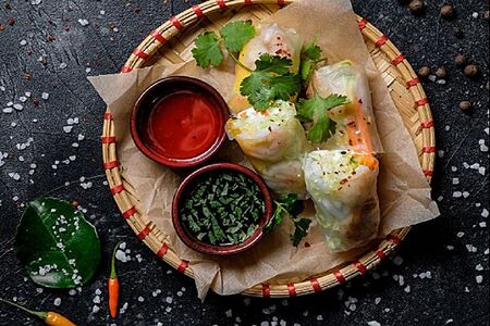 Вьетнамские рулетики с креветками, манго и имбирем