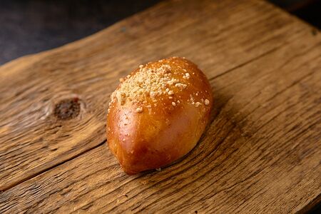 Пирожок с яблоком и брусникой