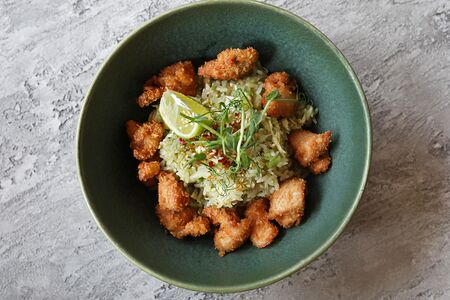 Рис карри с хрустящим куриным филе, лемонграссом, лаймом и яйцом
