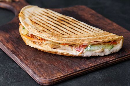 Закрытая пицца с говядиной